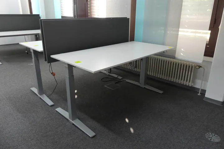 Elektrisch höhenverstellbarer Schreibtisch mit Trennwand Maße in cm ca. 160 x 80